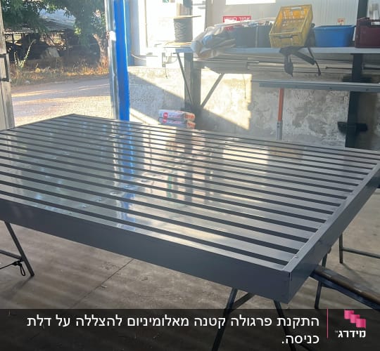 מבנה אלומיניום על שולחן עבודה בסדנה